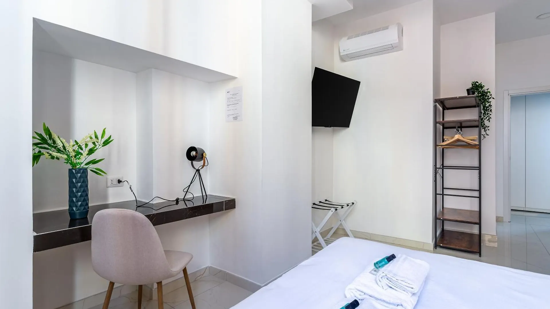 Iflat Monti Brand New Spacious & Comfortable Gem Rome 0*,  Italy