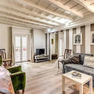 Lovely Spacious Near The Colosseum Apartment